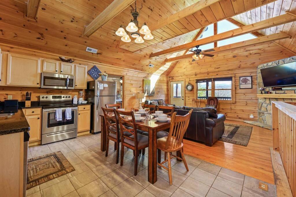 Spacious Smokies Cabin - Hot Tub With Mountain Views Gatlinburg Exterior photo